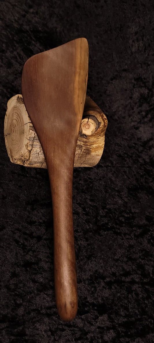 Handcrafted walnut right-handed spatula - hand view showing size
