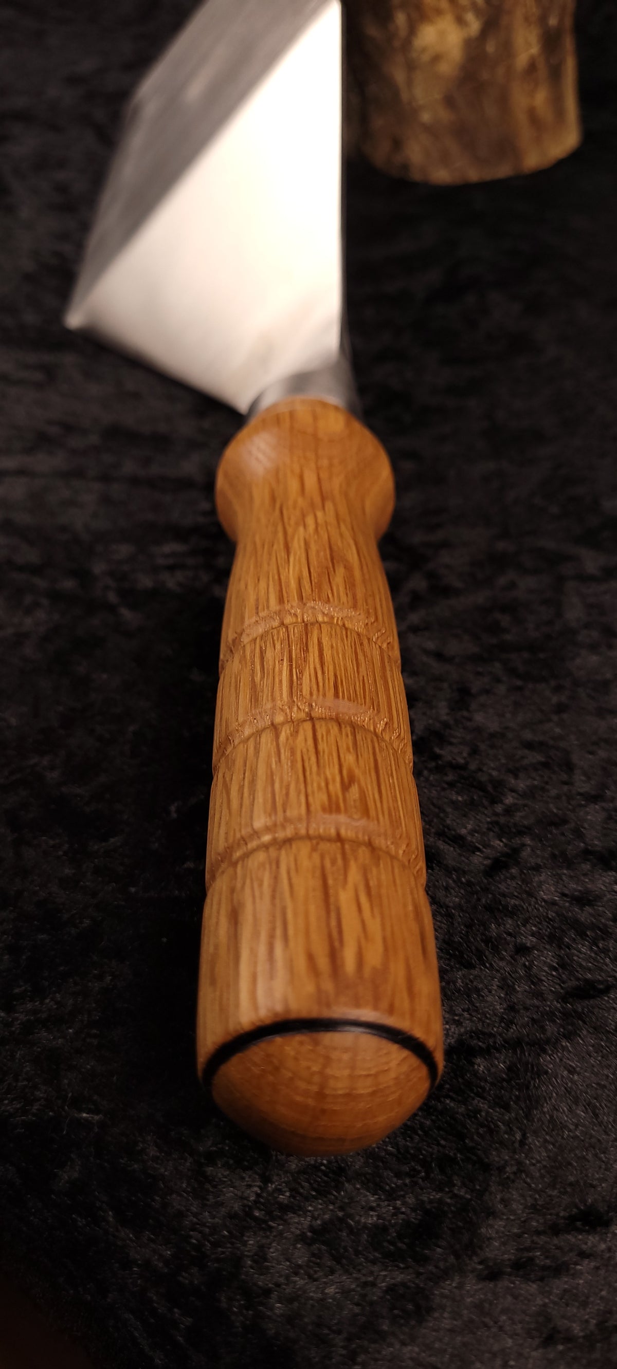 Griddle spatula No. 2 – angled view with log prop