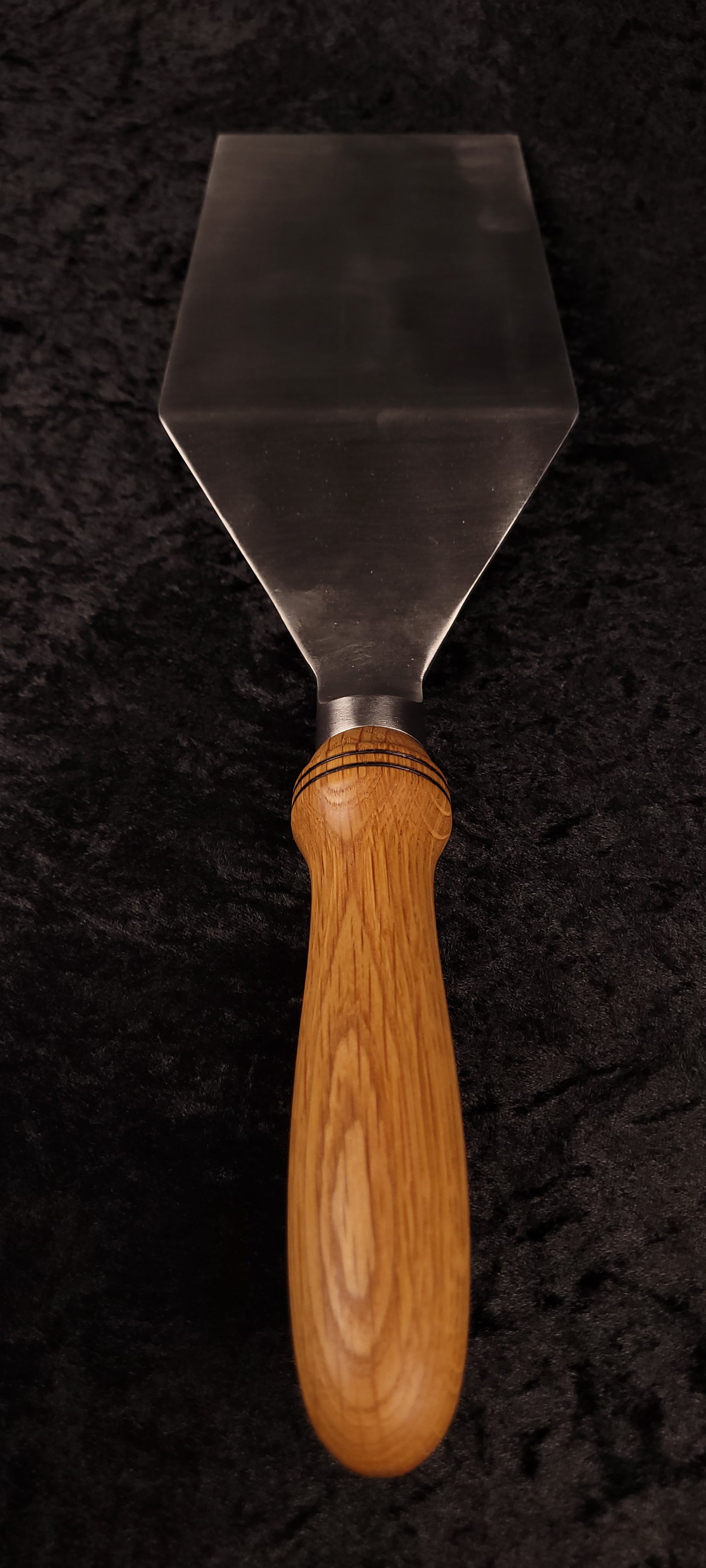 Griddle spatula No. 3 – angled view showing blade profile
