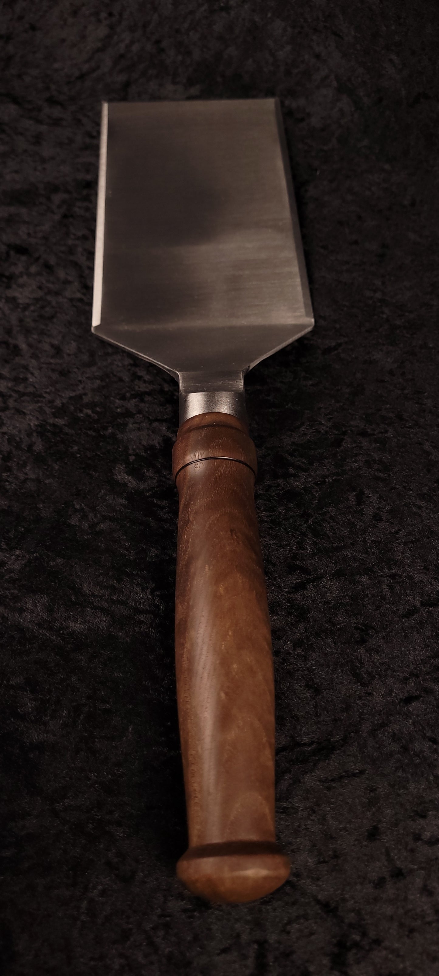 Griddle spatula – walnut handle top view showing blade and handle