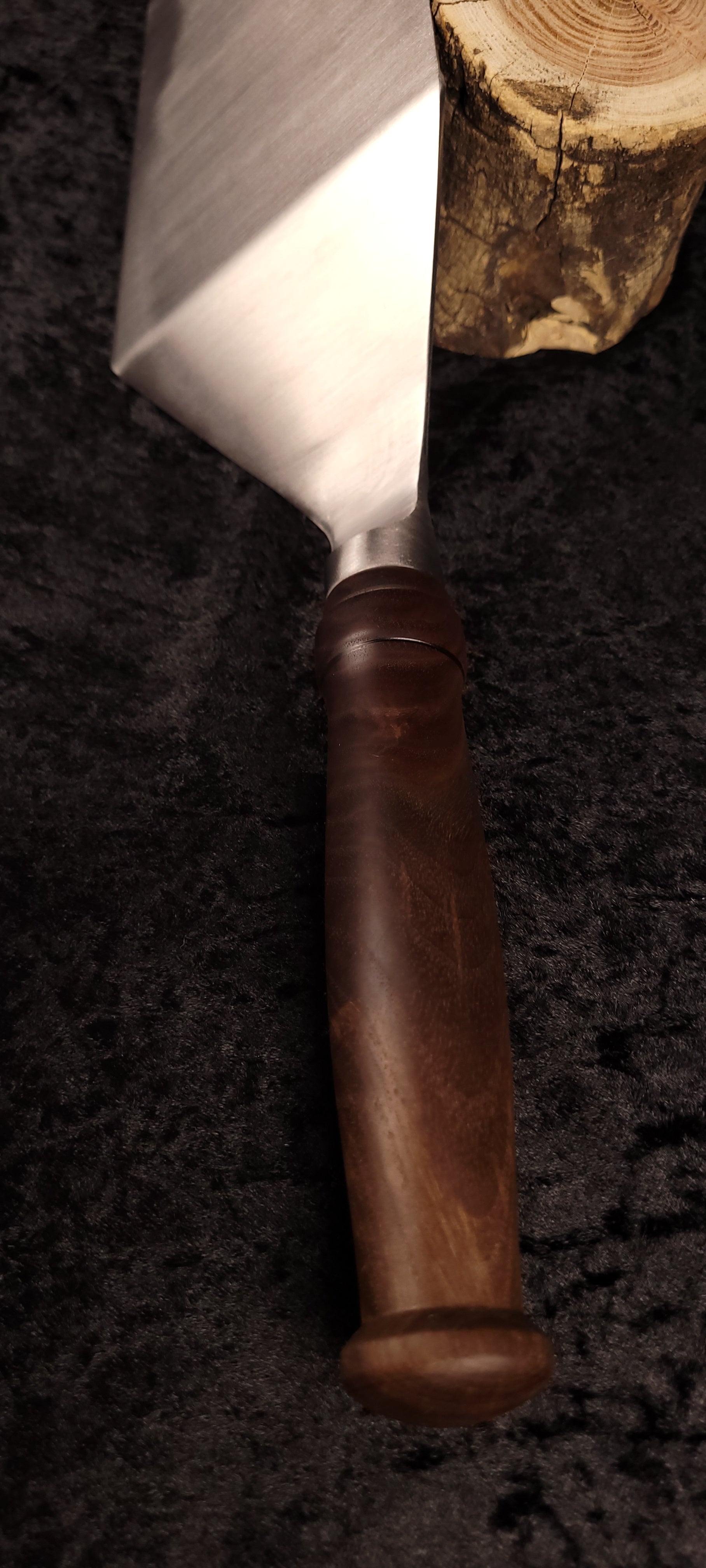 Griddle spatula – walnut handle detail close-up