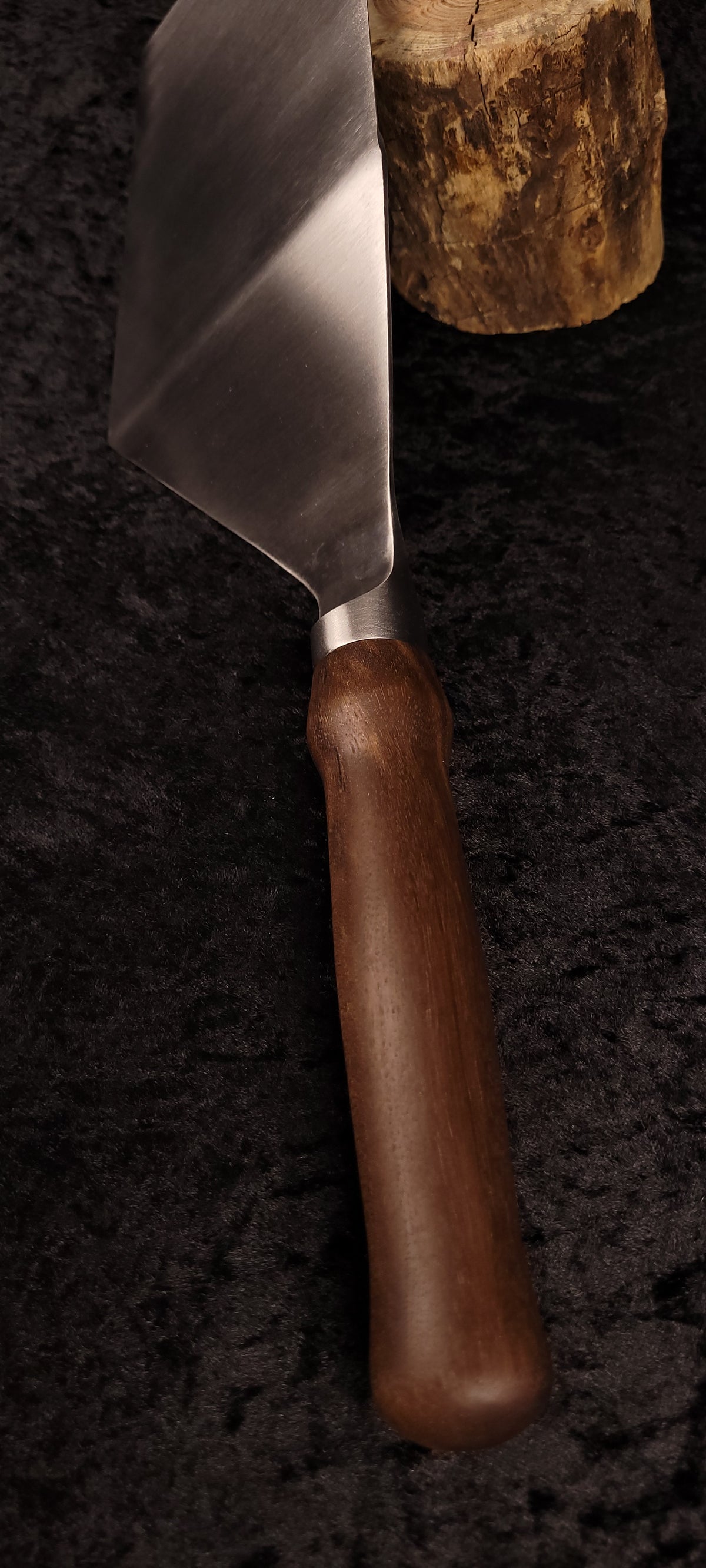 Griddle spatula walnut handle – blade angle with log prop