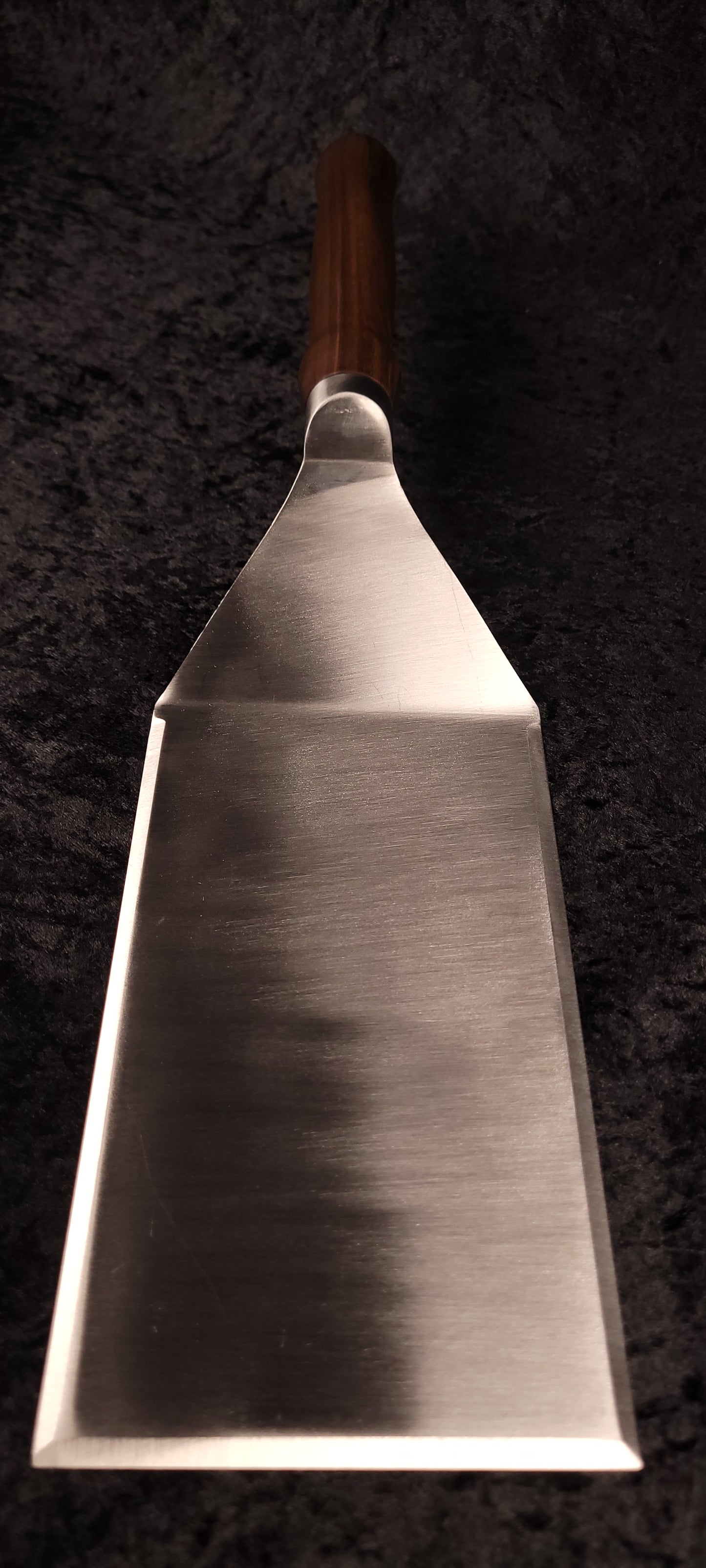 Griddle spatula walnut handle – blade face view from above