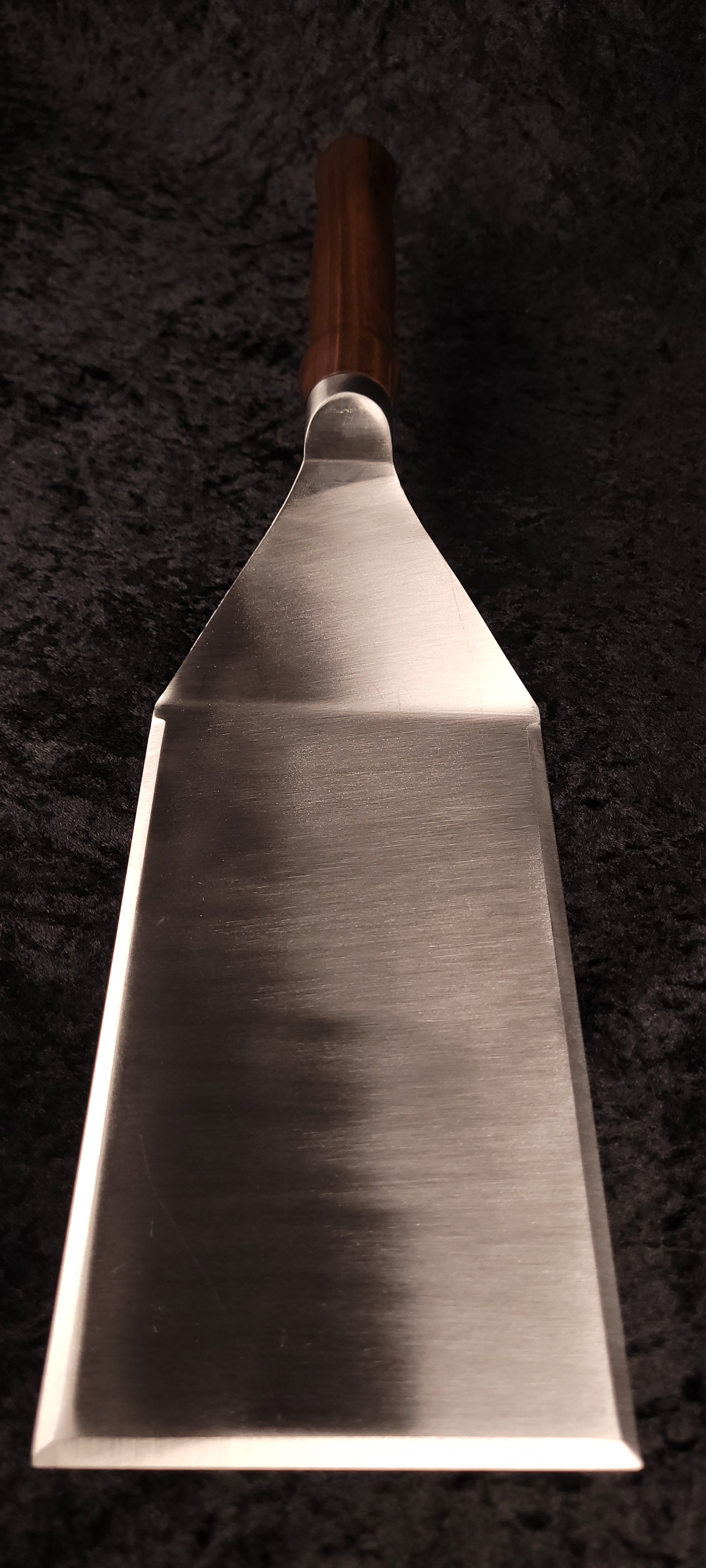 Griddle spatula walnut handle – blade face view from above