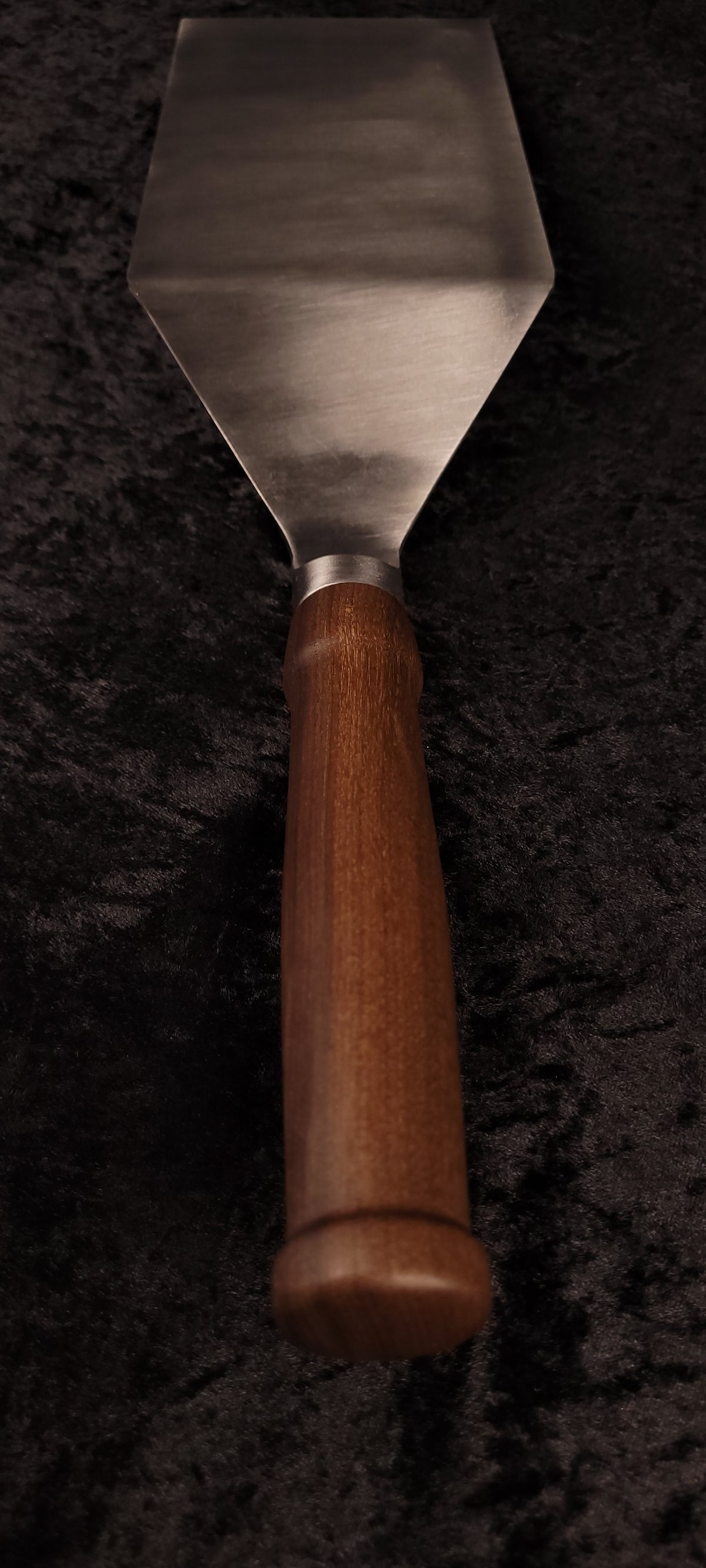 Griddle spatula walnut handle No. 3 – angled view showing blade taper