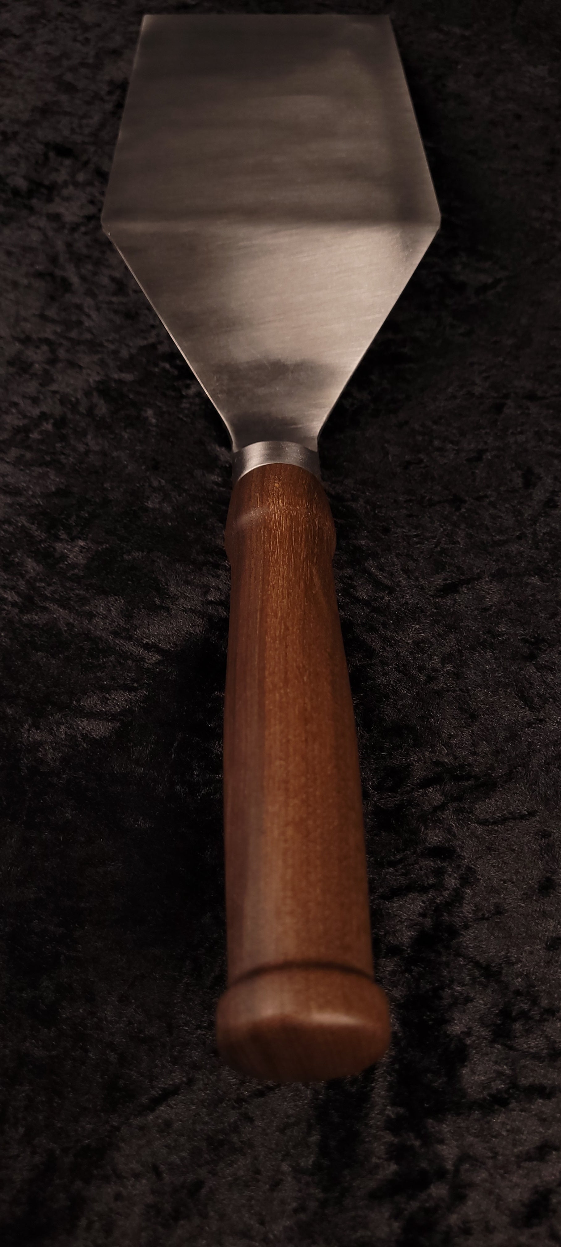 Griddle spatula walnut handle No. 3 – angled view showing blade taper