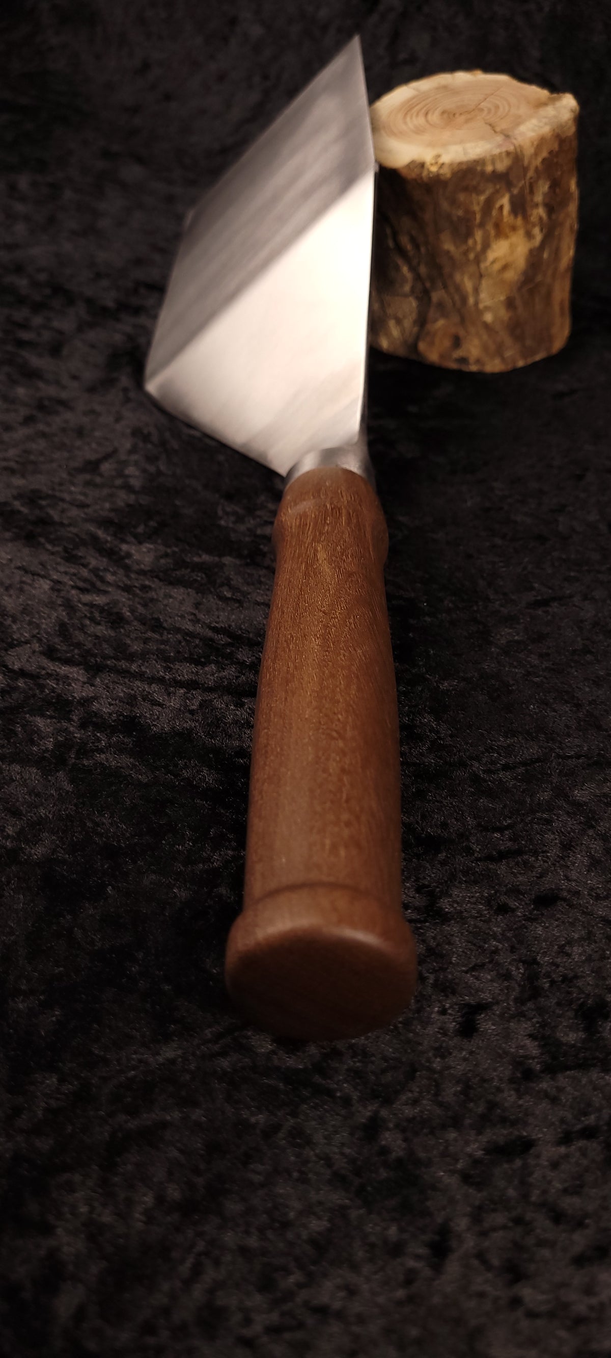 Griddle spatula walnut handle No. 3 – side view with log prop