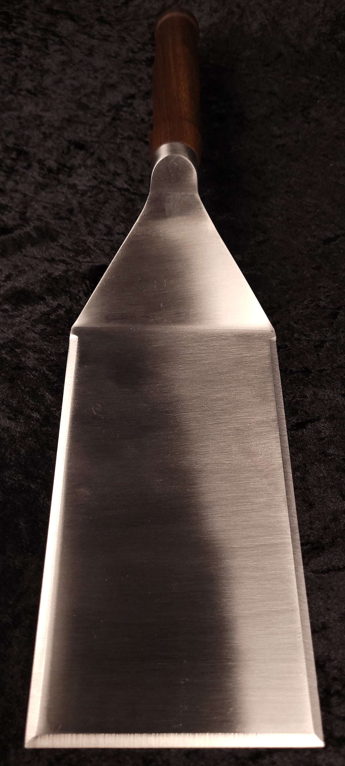 Griddle spatula walnut handle No. 3 – blade face view from above