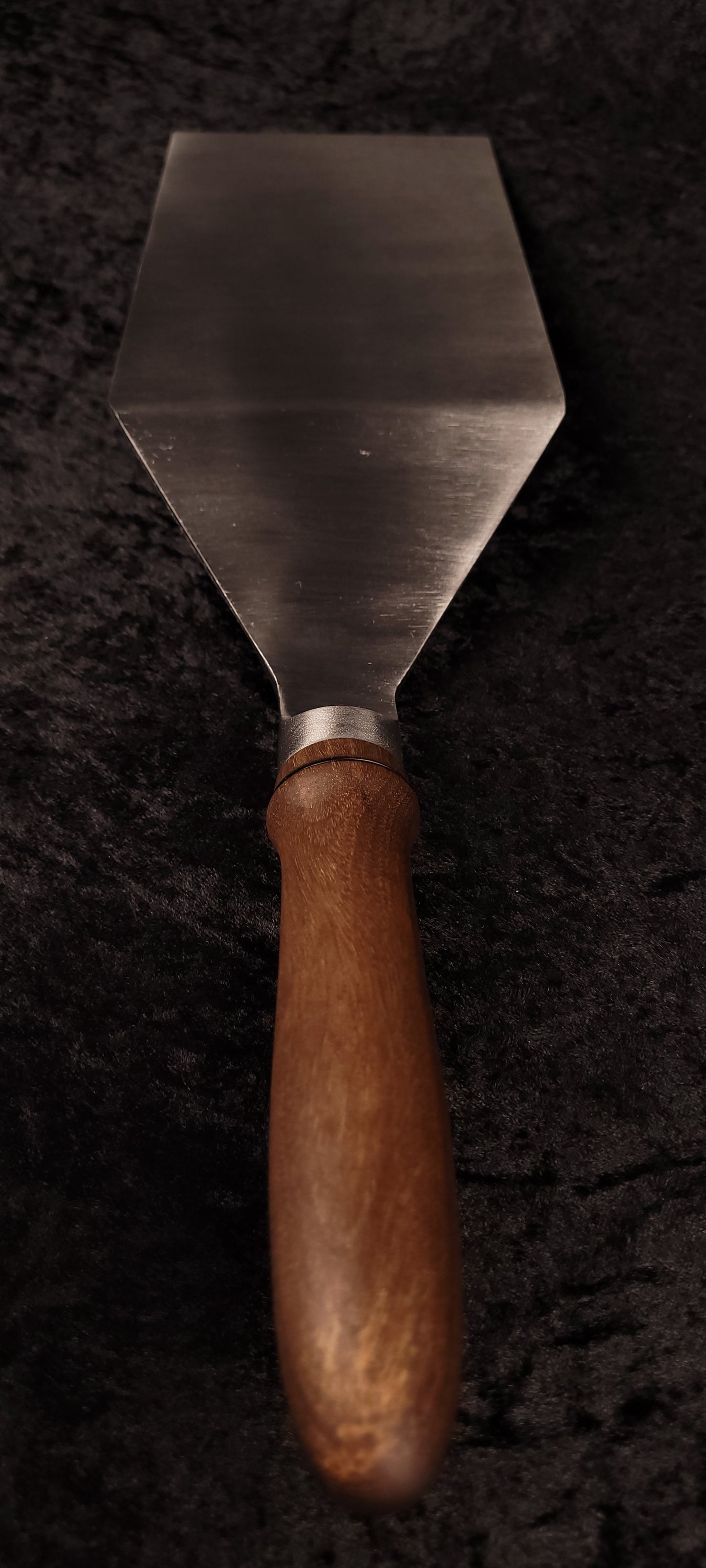 Griddle spatula walnut handle No. 4 – angled view showing blade taper