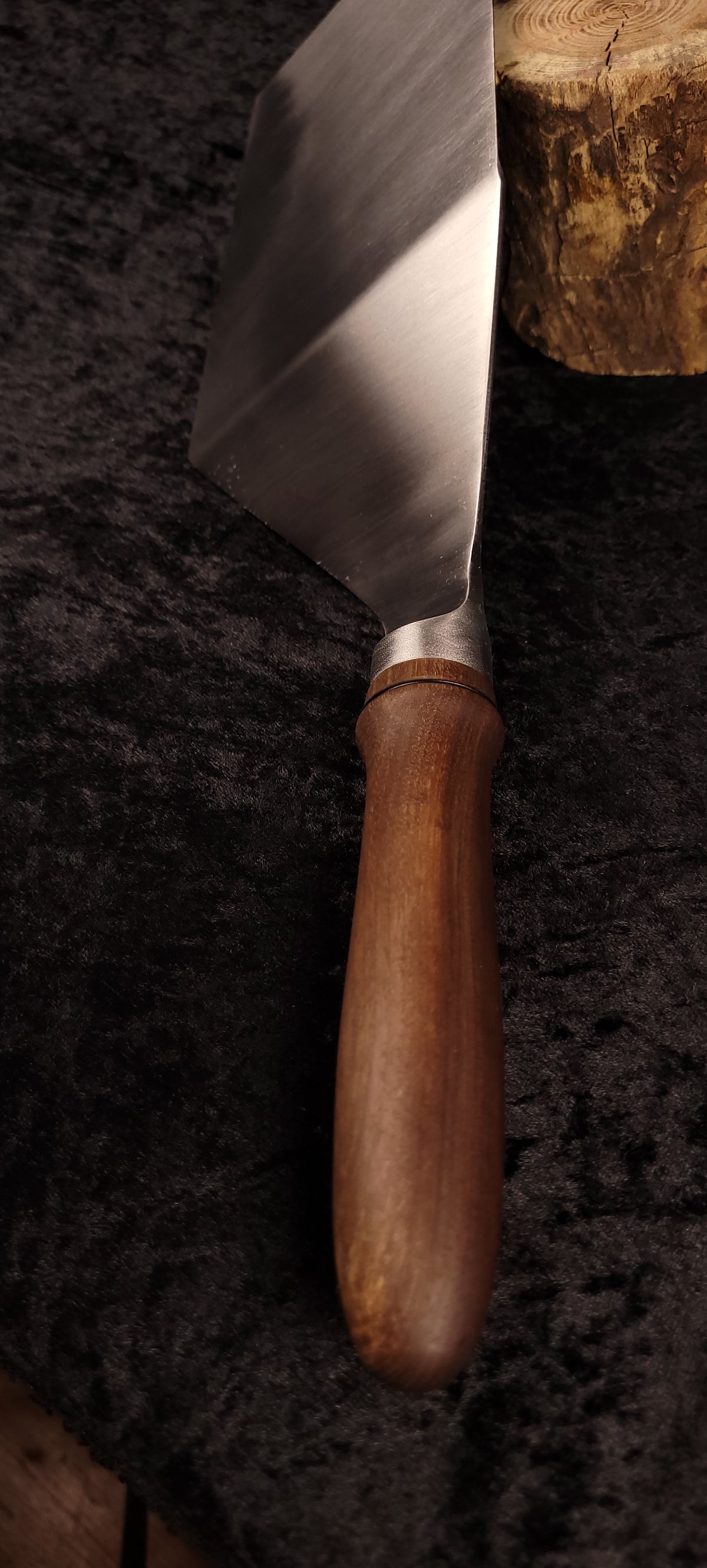 Griddle spatula walnut handle No. 4 – angled blade and handle view