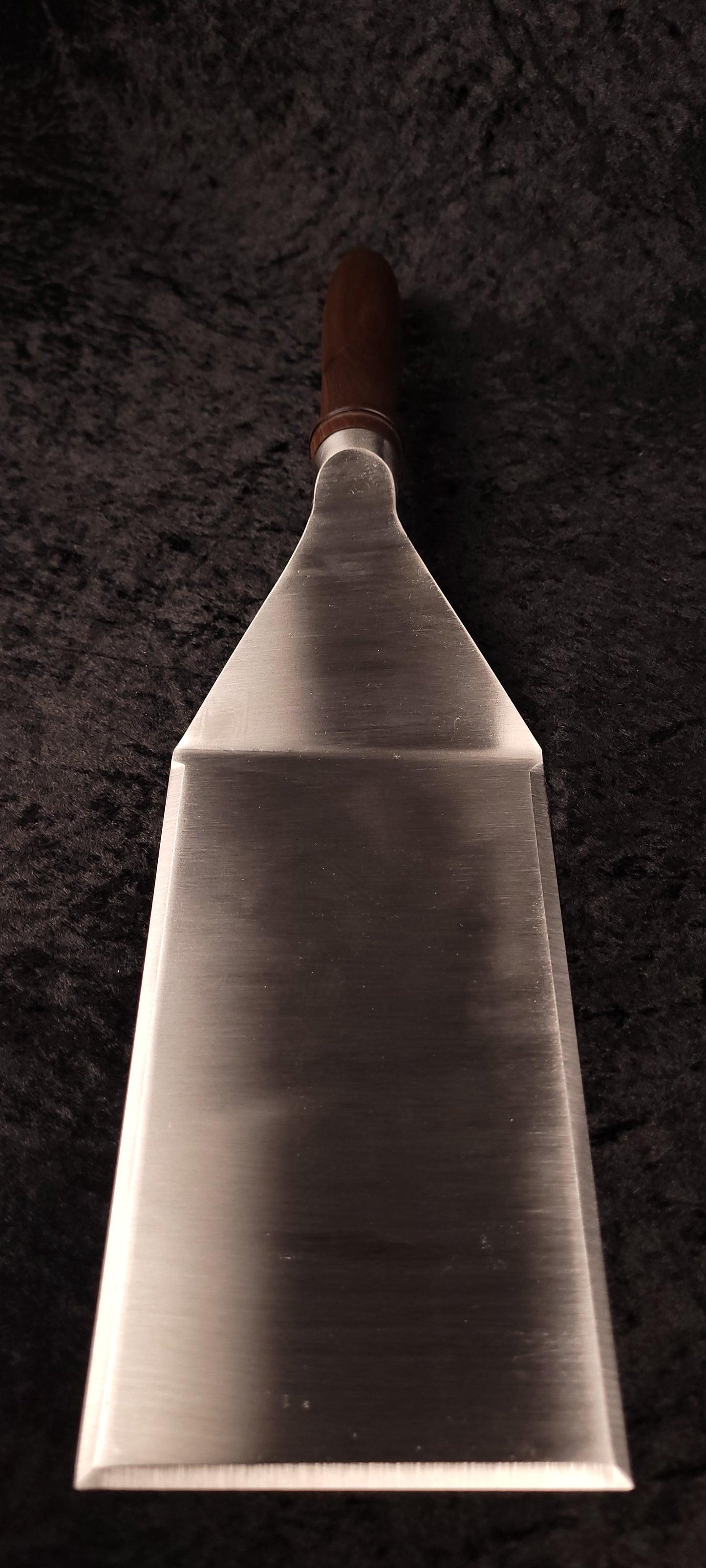 Griddle spatula walnut handle No. 4 – blade face view from above