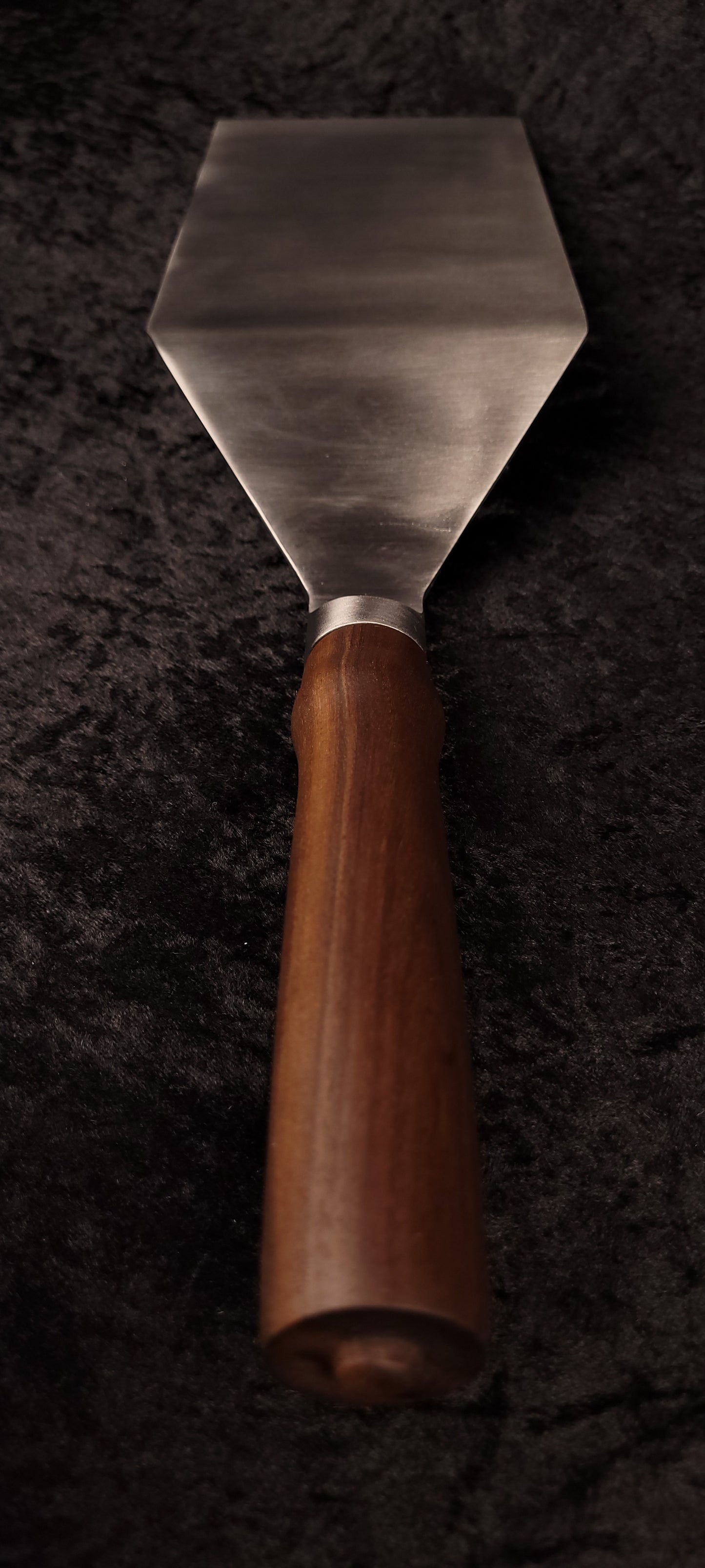Griddle spatula walnut handle No. 5 – angled view showing blade taper