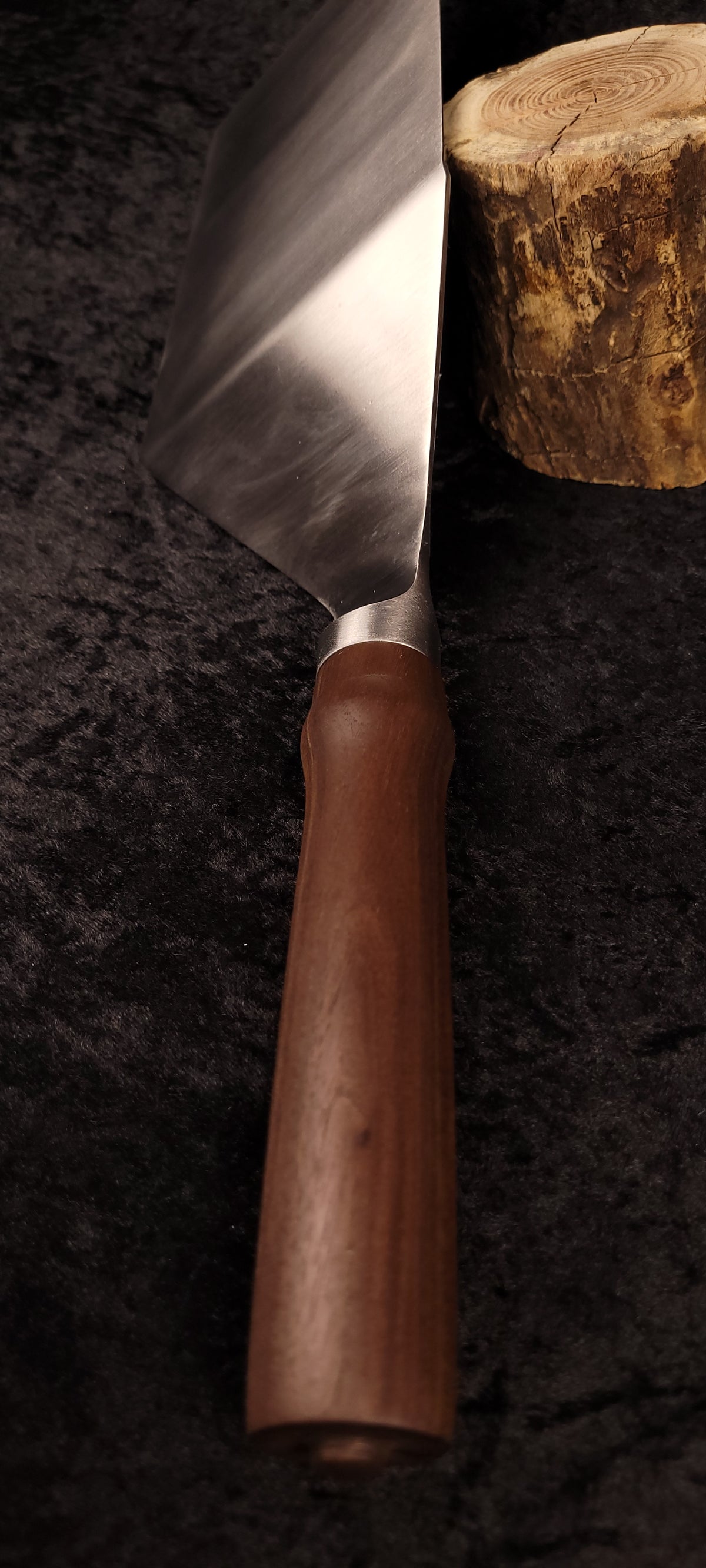 Griddle spatula walnut handle No. 5 – side view with log prop